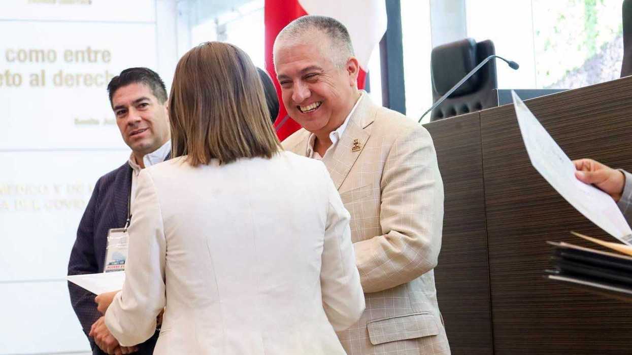 Presidente de la Mesa Directiva de la Legislatura de Querétaro saluda a una de las finalistas del Concurso de Oratoria Juan Escutia 2026 en el pleno del Congreso