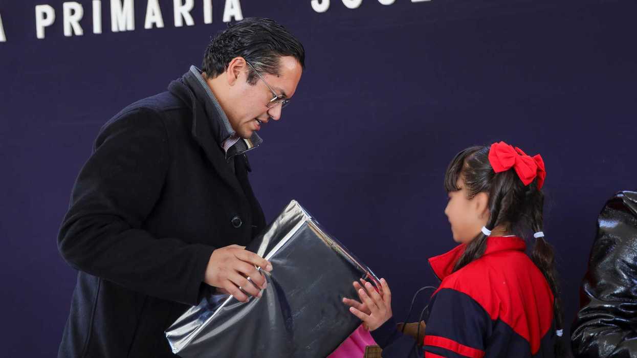 Presidente municipal Chepe Guerrero entrega juguetes a niños durante programa Apadrina un Niño en Corregidora.