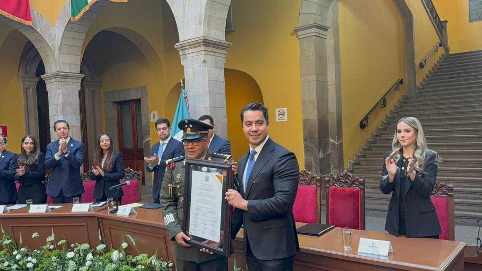 Presidente municipal de Quer\u00e9taro Felipe Mac\u00edas Olvera junto a mandos militares durante homenaje al Ej\u00e9rcito Mexicano en el Palacio Municipal por coordinaci\u00f3n en seguridad p\u00fablica Quer\u00e9taro