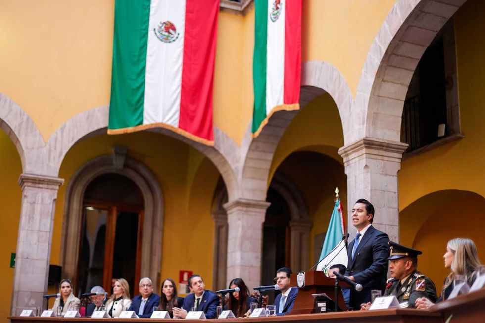 Presidente municipal de Quer\u00e9taro Felipe Mac\u00edas Olvera junto a mandos militares durante homenaje al Ej\u00e9rcito Mexicano en el Palacio Municipal por coordinaci\u00f3n en seguridad p\u00fablica Quer\u00e9taro