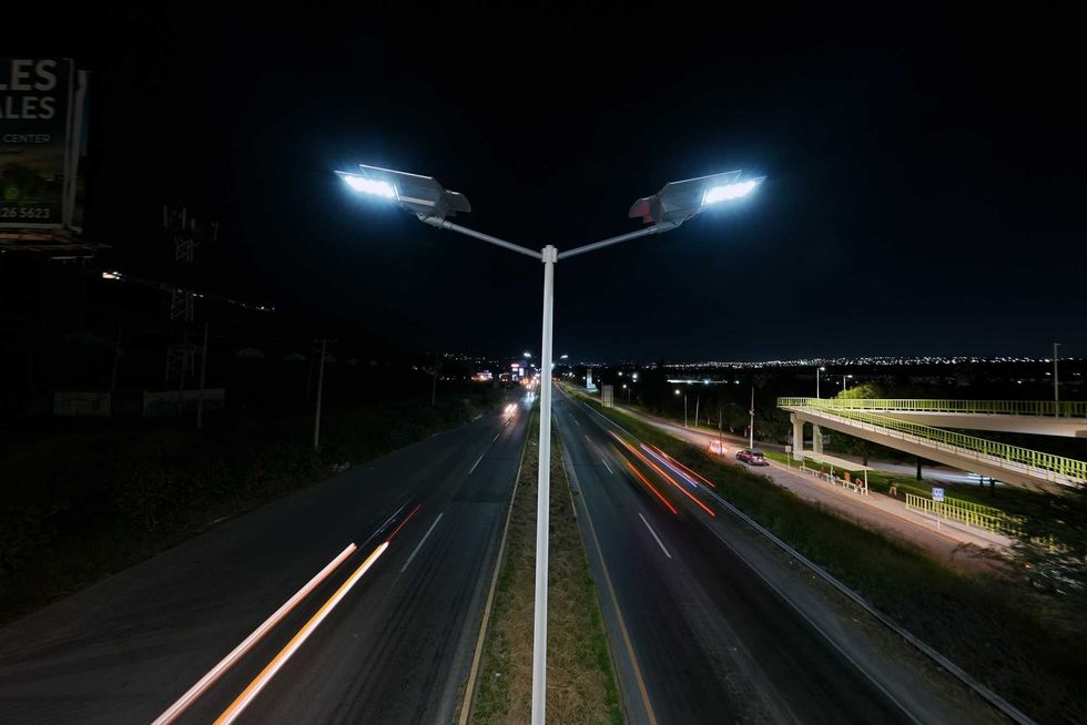 Presidente municipal de Quer\u00e9taro supervisa la instalaci\u00f3n de luminarias LED en el Libramiento Norponiente durante la madrugada del martes 11 de agosto de 2026