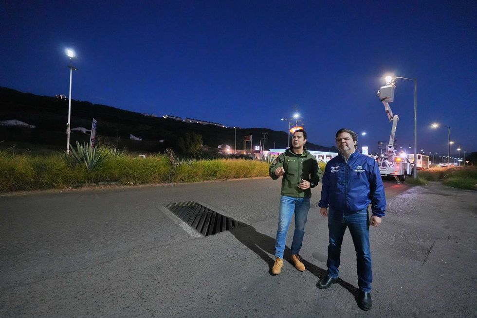 Presidente municipal de Quer\u00e9taro supervisa la instalaci\u00f3n de luminarias LED en el Libramiento Norponiente durante la madrugada del martes 11 de agosto de 2026