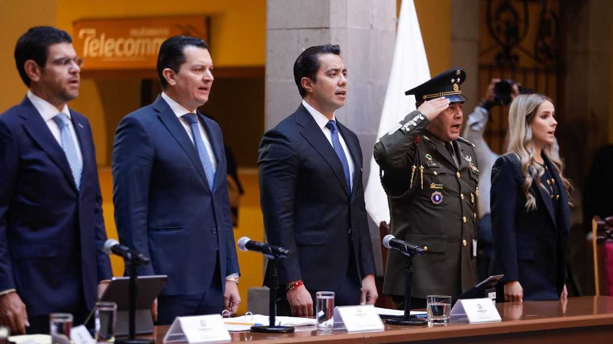 Presidente municipal de Querétaro Felipe Macías Olvera junto a mandos militares durante homenaje al Ejército Mexicano en el Palacio Municipal por coordinación en seguridad pública Querétaro