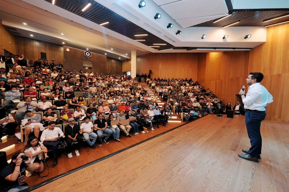 Presidente municipal Felifer Mac\u00edas durante entrega de computadoras port\u00e1tiles del programa Conectados en el Centro BLOQUE de Quer\u00e9taro