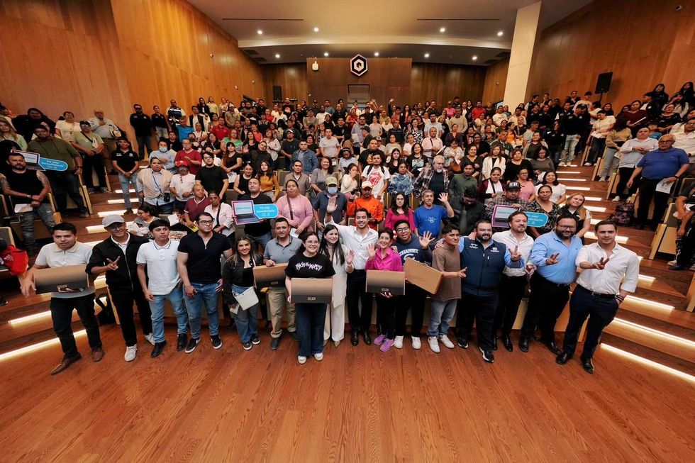 Presidente municipal Felifer Mac\u00edas durante entrega de computadoras port\u00e1tiles del programa Conectados en el Centro BLOQUE de Quer\u00e9taro