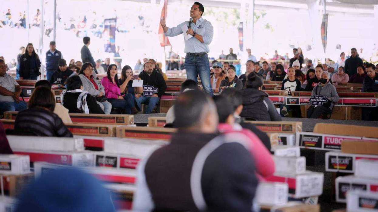 Presidente municipal Felifer Macías durante entrega de calentadores solares programa Tu Vivienda en Acción Querétaro.