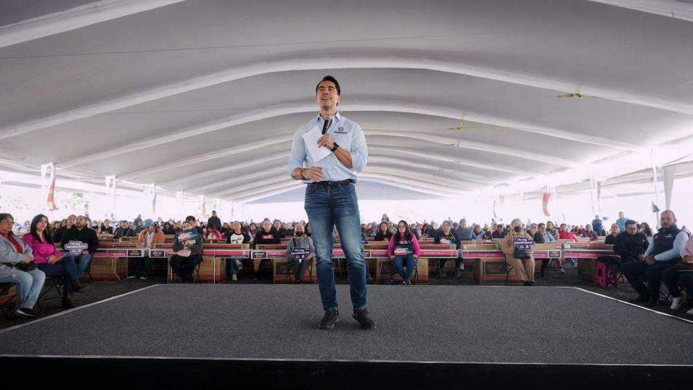 Presidente municipal Felifer Macías durante entrega de calentadores solares programa Tu Vivienda en Acción Querétaro.