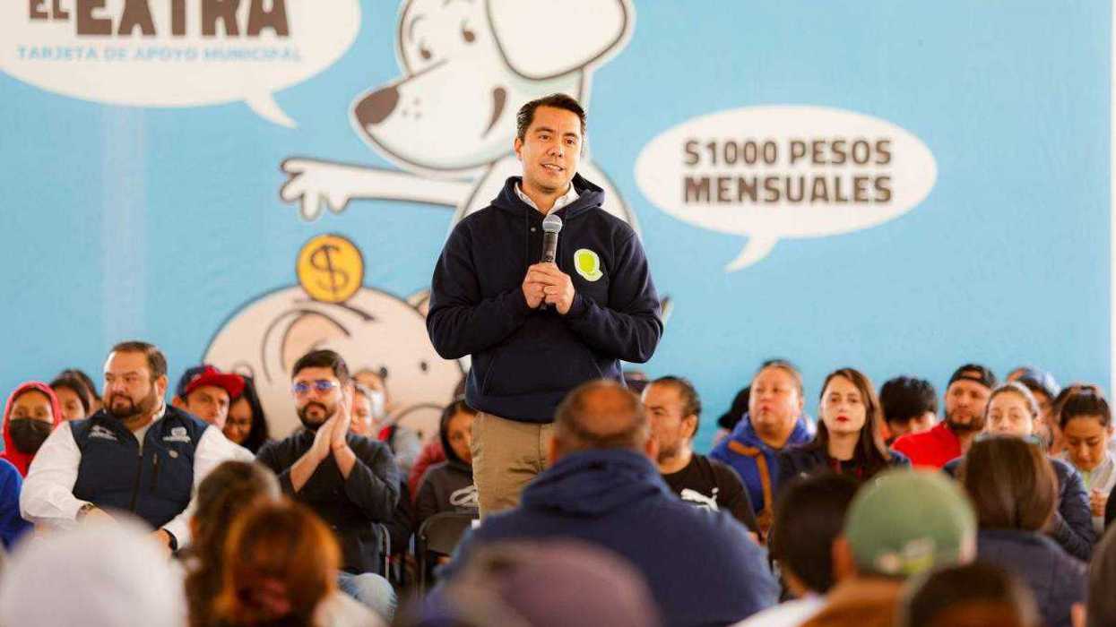 Presidente municipal Felifer Macías entrega tarjetas programa El Extra a beneficiarios queretanos diciembre 2025.