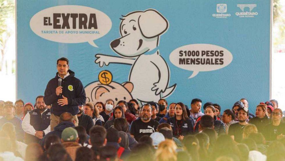 Presidente municipal Felifer Macías entrega tarjetas programa El Extra a beneficiarios queretanos diciembre 2025.