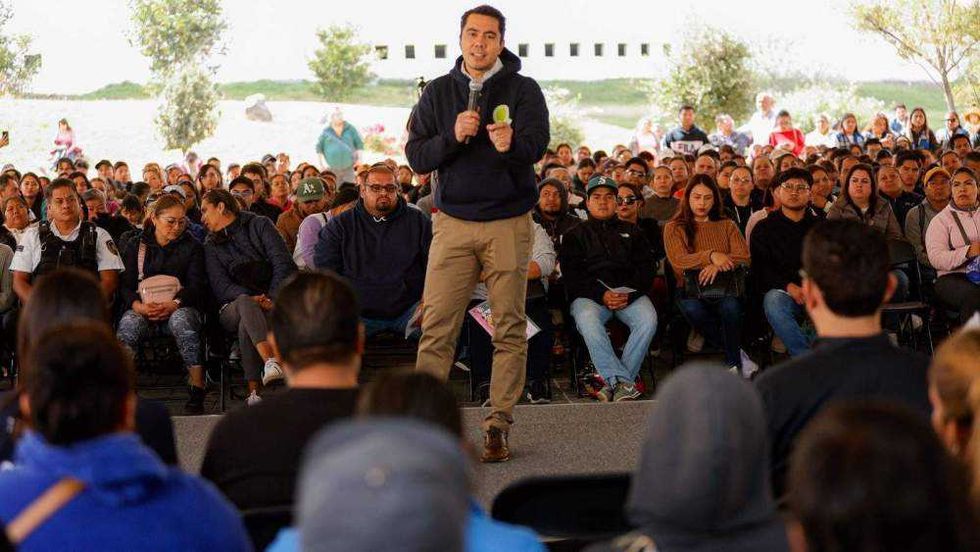 Presidente municipal Felifer Macías entrega tarjetas programa El Extra a beneficiarios queretanos diciembre 2025.