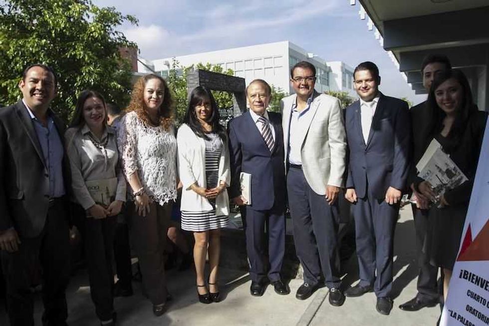 Presidente Municipal Guillermo Vega Guerrero, acompañado de las autoridades y alumnos organizadores del evento.