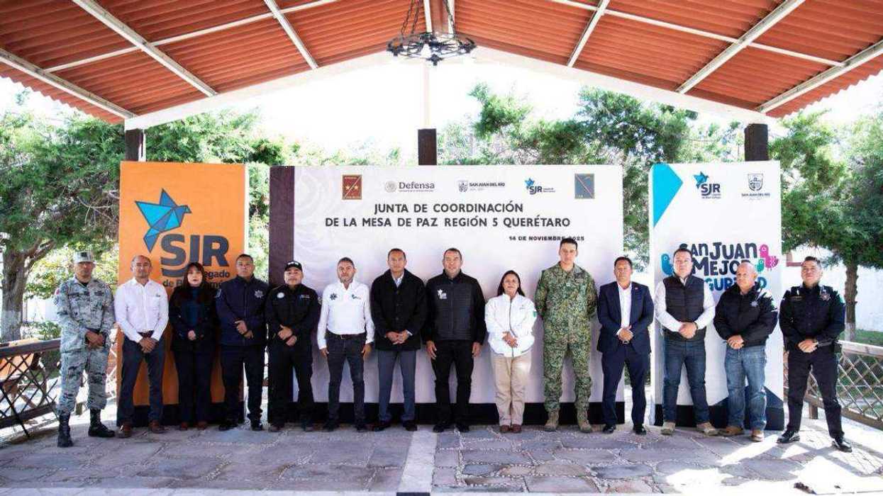Presidente municipal Roberto Cabrera Valencia durante sesión de Mesa de Coordinación para la Construcción de la Paz con autoridades de los tres órdenes de gobierno en San Juan del Río.