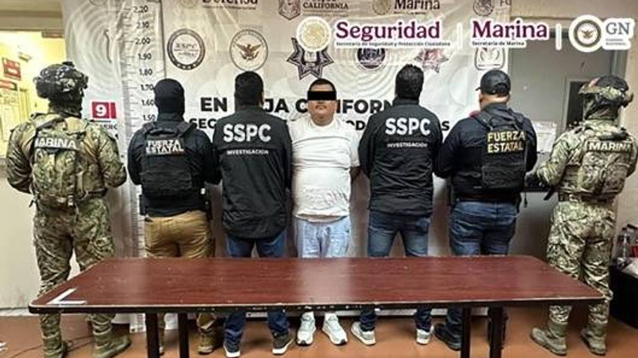 Primer plano de Israel Leonel “N”, alias “Isra”, detenido en Mexicali, con los ojos cubiertos por una barra negra
