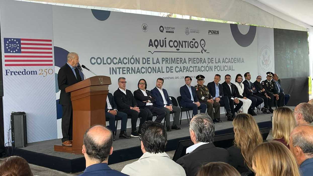 Primera piedra de la Academia Internacional de Capacitación Policial en Querétaro, con autoridades en el estrado