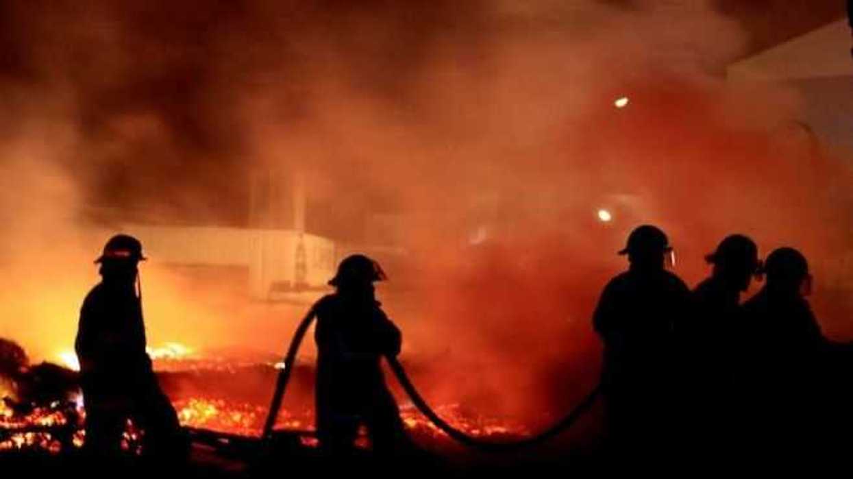 Procuraduría investiga causas de incendio en fábrica de la Cuauhtémoc.