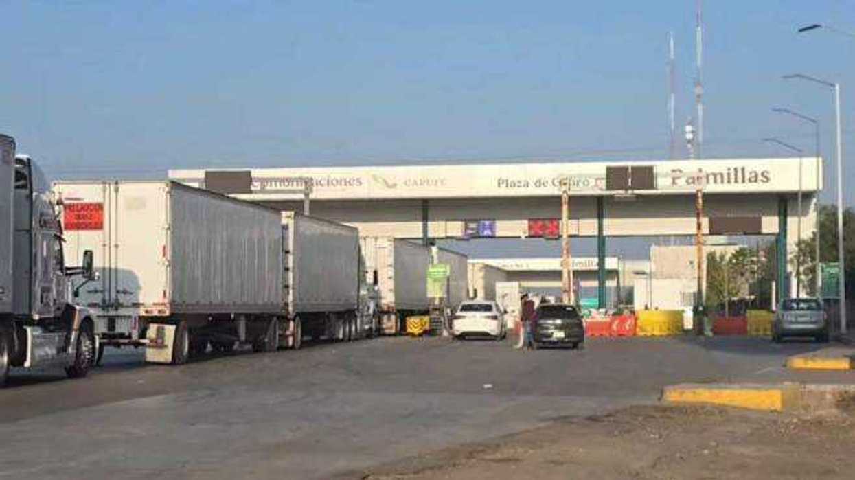 Productores agrícolas bloquearon la autopista México-Querétaro en Palmillas desde las 7:00 horas, pese a acuerdo de 950 pesos por tonelada de maíz.