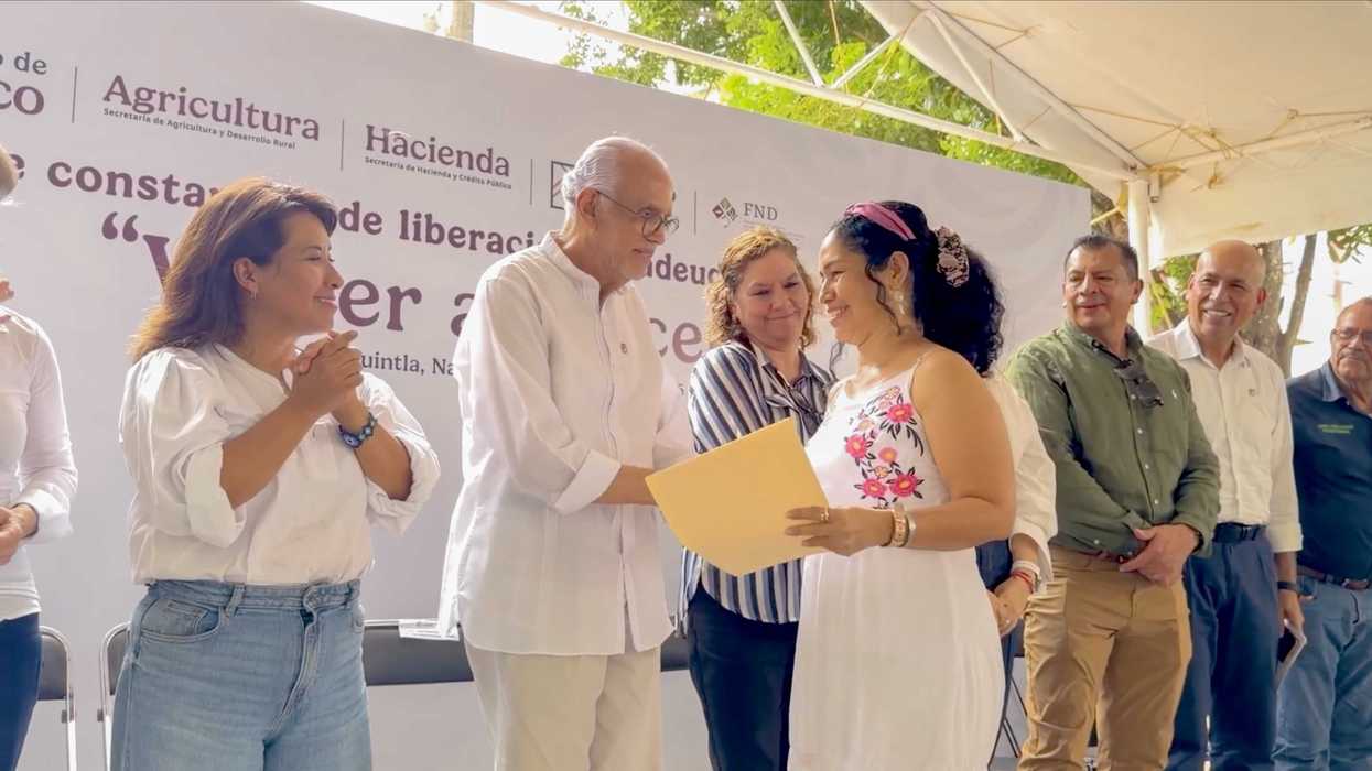 Productores con sombrero asisten al acto de entrega de constancias del programa Volver a Crecer en Santiago Ixcuintla, Nayarit