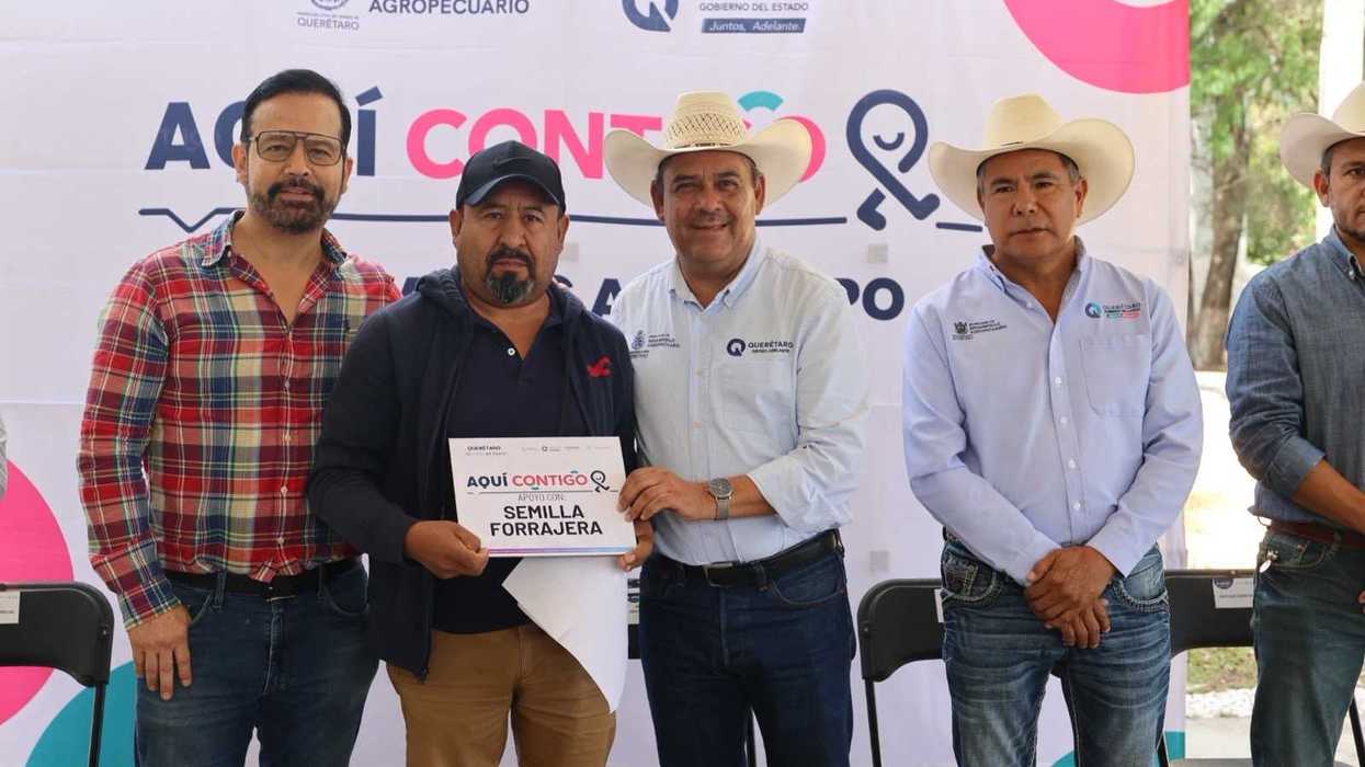 Productores de Colón muestran los certificados de apoyo entregados por el Gobierno de Querétaro durante el evento del programa Aquí Contigo.