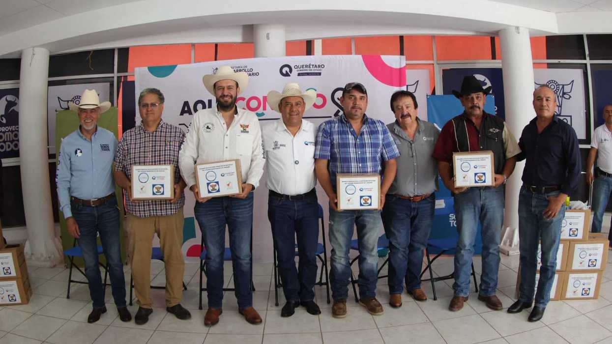 Productores y representantes del sector agropecuario posan con cajas de insumos para atender el gusano barrenador.