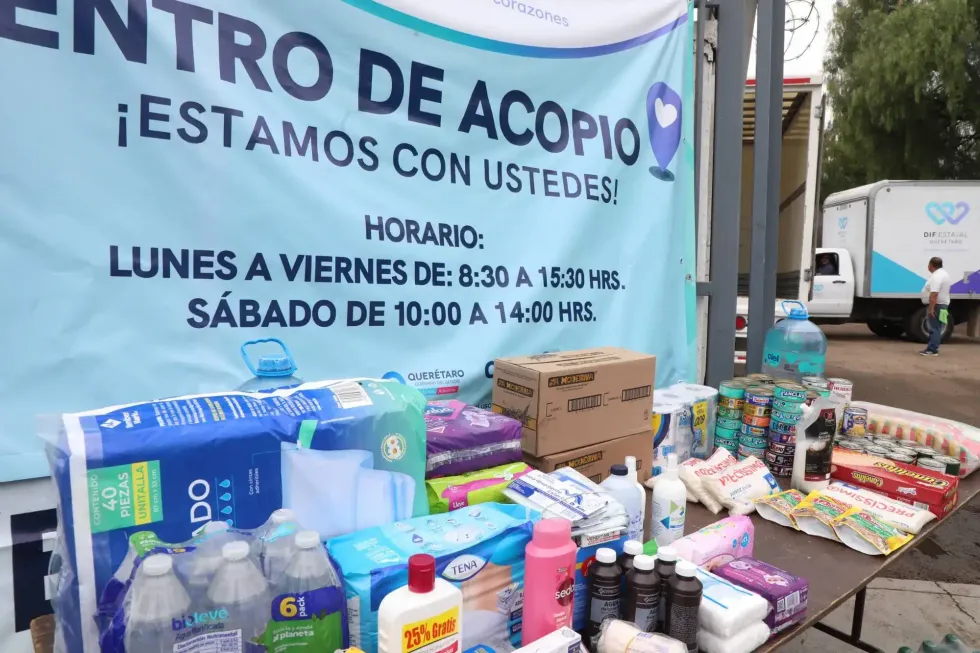 Productos colocados frente a un centro de acopio en Quer\u00e9taro