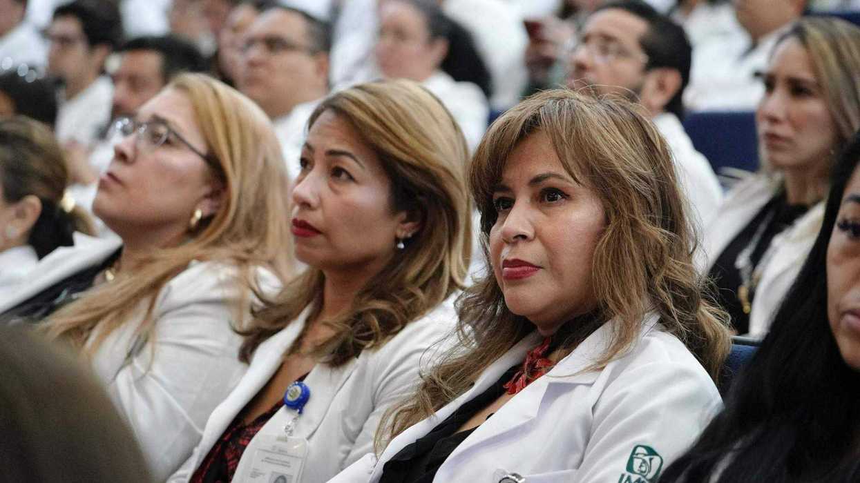 Profesionales de enfermería y medicina reciben distintivo al mérito en ceremonia organizada por gobierno de San Juan del Río con participación de IMSS. Foto: Ilustrativa.