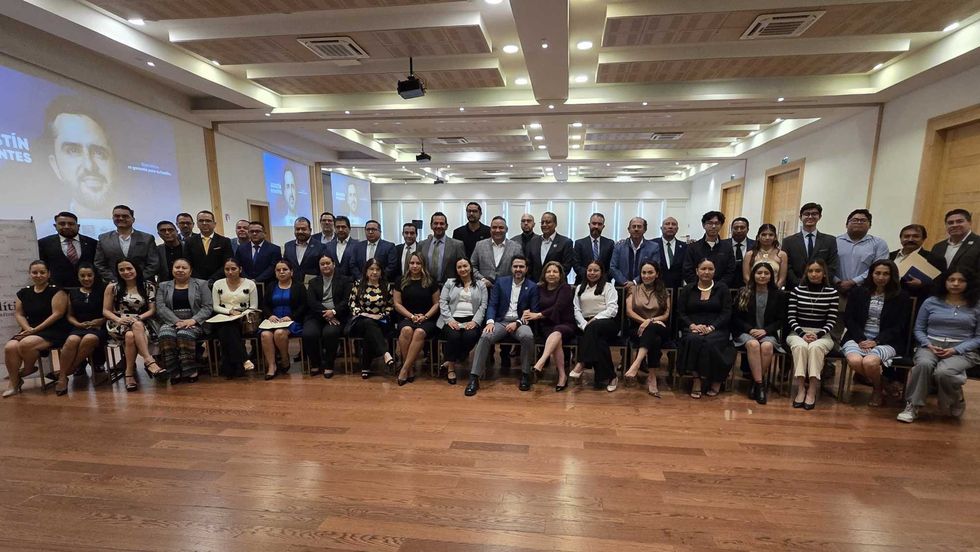 Profesionales del Derecho reunidos en Quer\u00e9taro para dialogar sobre seguridad, fiscal\u00edas y reforma judicial.