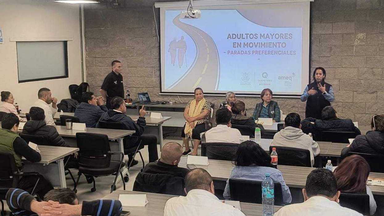 Programa Adultos Mayores en Movimiento ha capacitado a más de 330 operadores de Qrobus. Formación incluye técnicas de empatía y atención especializada.