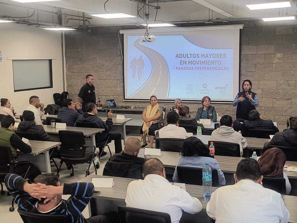 Programa Adultos Mayores en Movimiento ha capacitado a más de 330 operadores de Qrobus. Formación incluye técnicas de empatía y atención especializada.
