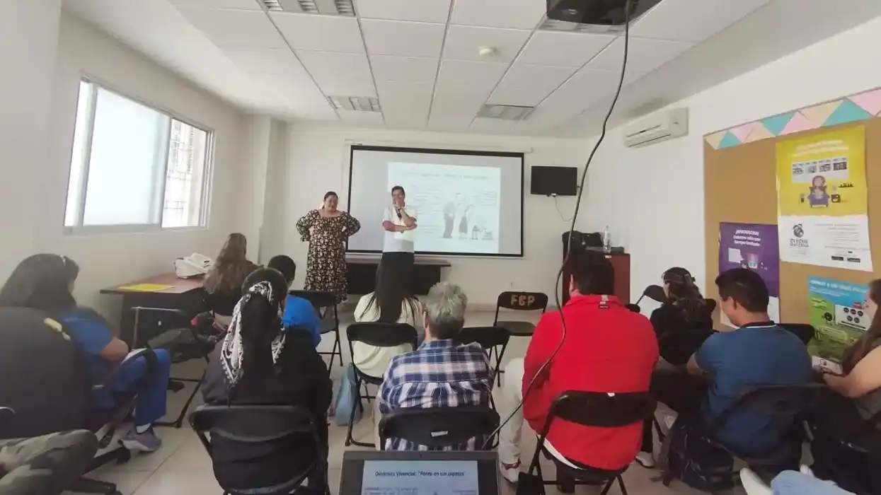 Promotoras y promotores de salud participan en una jornada de capacitación en el Centro de Salud Lomas de Casa Blanca, en Querétaro.
