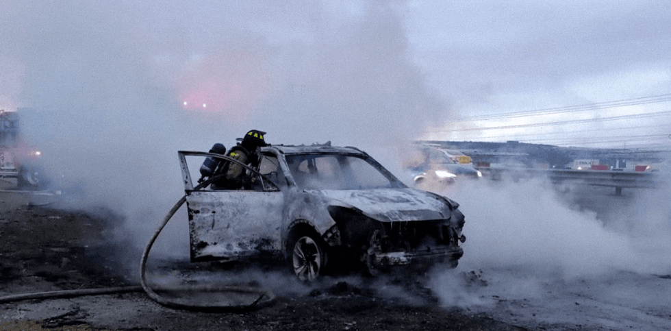 Protecci\u00f3n Civil de El Marqu\u00e9s sofoca incendio de camioneta en autopista federal 57 frente al Parque Bernardo Quintana