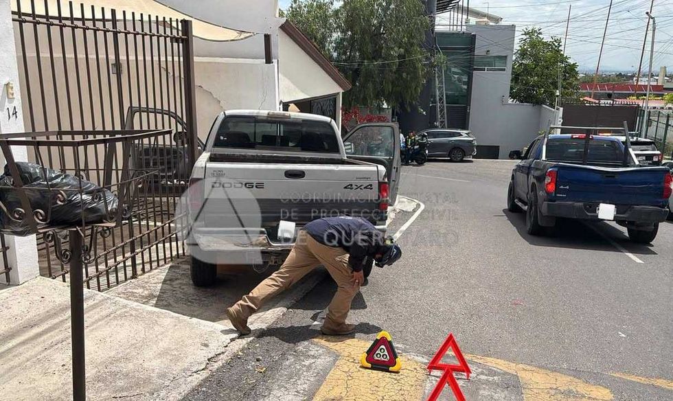 Protecci\u00f3n Civil revisa camioneta tras accidente contra viviendas en Loma Dorada, Quer\u00e9taro.