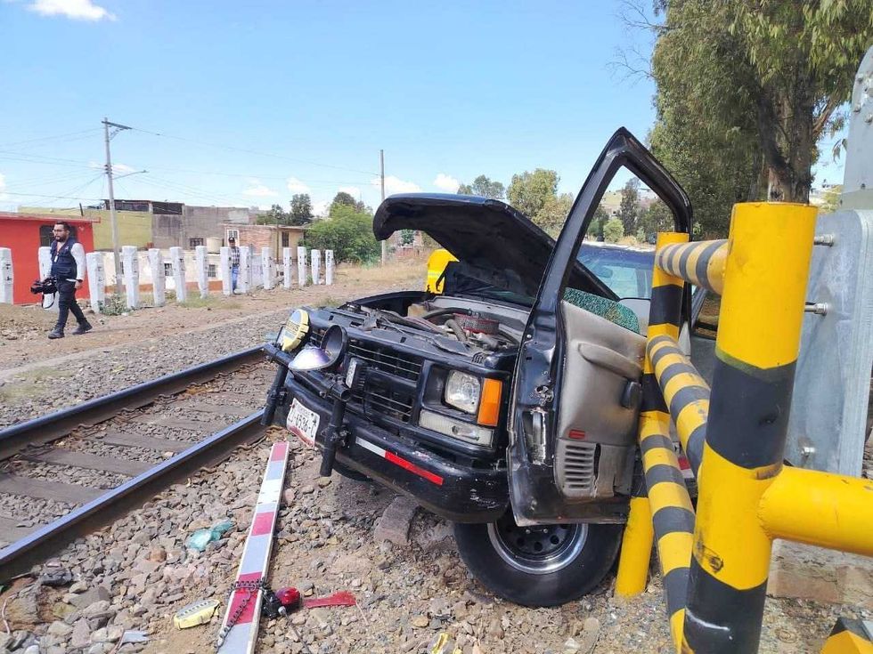 Protecci\u00f3n Civil Zacatecas atiende accidente ferroviario en cruce de Lomas de la Pimienta tras impacto de tren contra camioneta