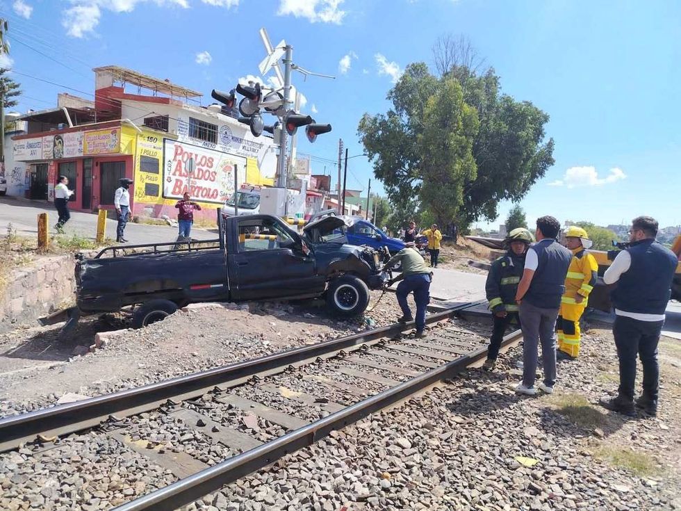 Protecci\u00f3n Civil Zacatecas atiende accidente ferroviario en cruce de Lomas de la Pimienta tras impacto de tren contra camioneta