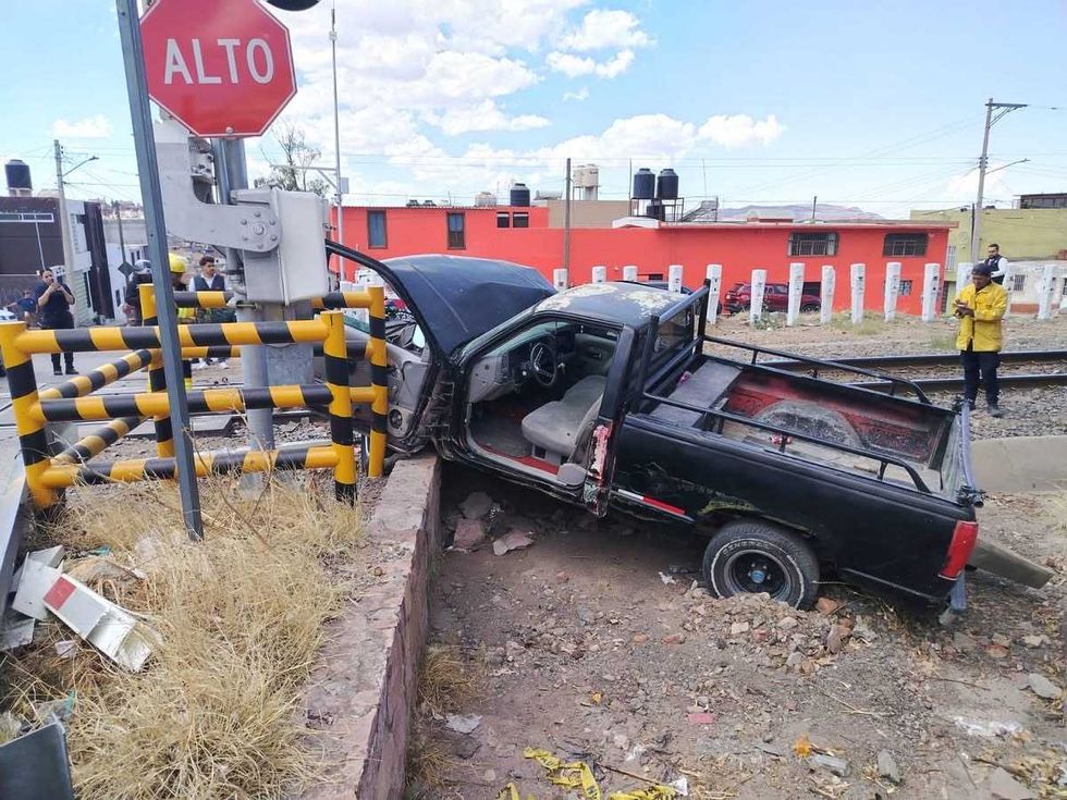 Protecci\u00f3n Civil Zacatecas atiende accidente ferroviario en cruce de Lomas de la Pimienta tras impacto de tren contra camioneta