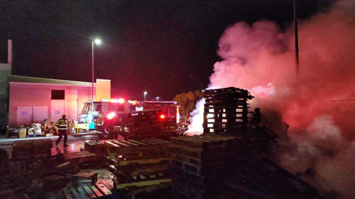 Protección Civil de Corregidora sofocó incendio originado durante la noche por tarimas de madera y basura en área de recibo de tienda de autoservicio en Avenida El Jacal.