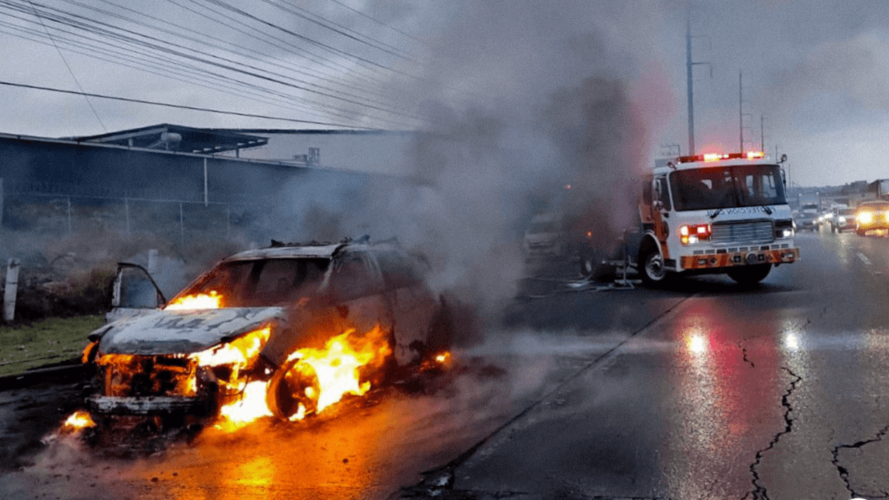 Protección Civil de El Marqués sofoca incendio de camioneta en autopista federal 57 frente al Parque Bernardo Quintana