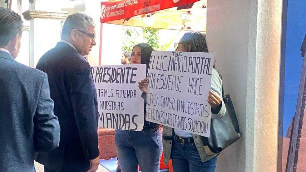 Protesta de residentes de Comevi Banthi coincide con cuarto informe de gobierno del presidente municipal Roberto Cabrera.