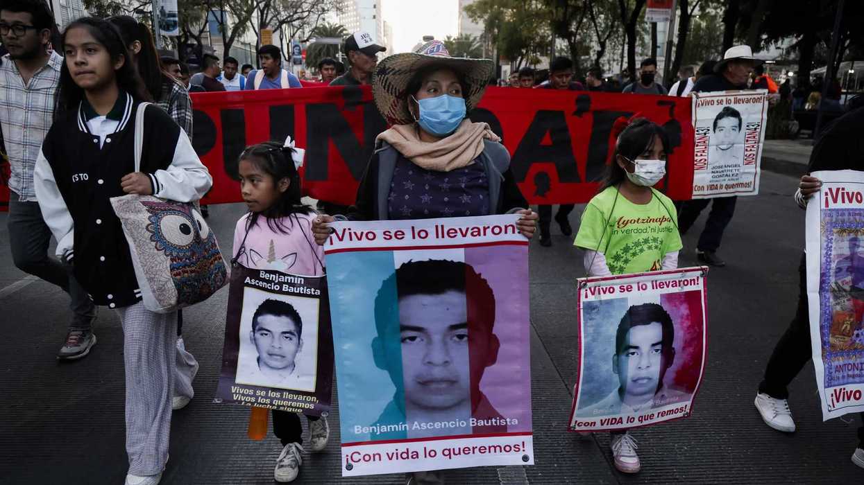 Protestan en CDMX por desaparición de 43 estudiantes de Ayotzinapa a casi diez años del caso. AFP.