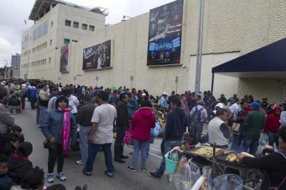 PROTESTAN FRENTE A TELEVISA