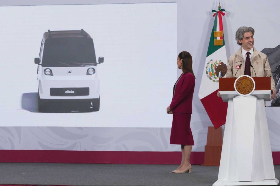 Prototipo del miniveh\u00edculo el\u00e9ctrico Olinia presentado por gobierno federal; producci\u00f3n en Puebla 2027