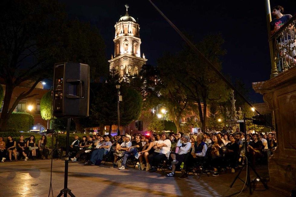 Proyecci\u00f3n al aire libre del Festival Ambulante 2026 en el Jard\u00edn Guerrero de Quer\u00e9taro durante la inauguraci\u00f3n de la gira documental