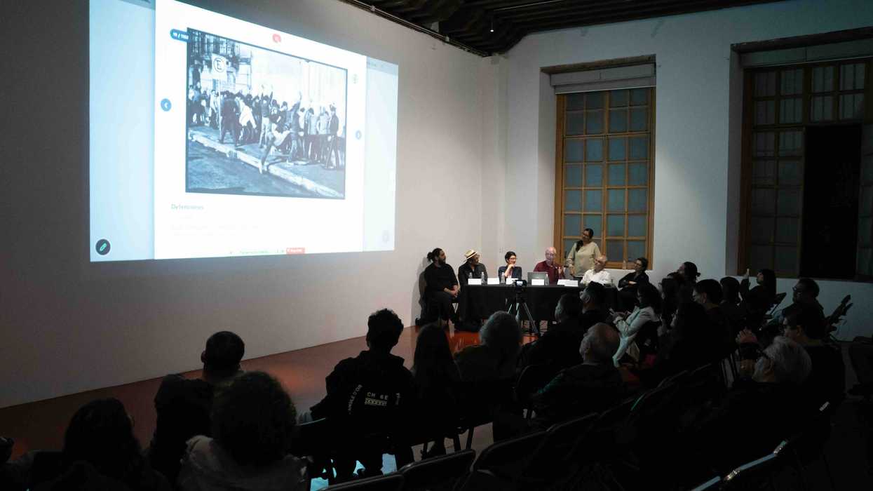 Proyección del sitio del Archivo Marco Antonio Cruz ante el público asistente a la presentación