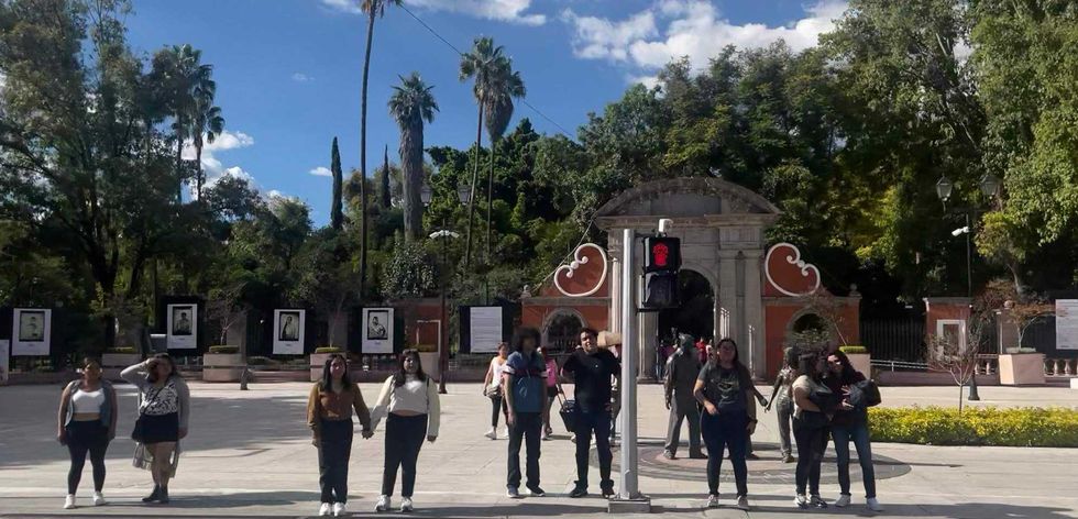 Proyecto de crucero seguro en Querétaro con señalización y elementos de protección para peatones.