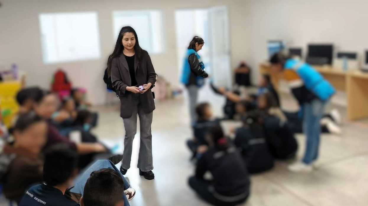 Psicóloga del CECA frente a un grupo de jóvenes durante taller de salud mental en el CAS Carmelita Ballesteros de Querétaro