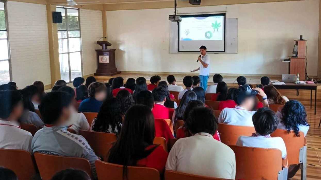 Psicólogos del CECA capacitan sobre prevención de adicciones a estudiantes de secundaria en Querétaro capital