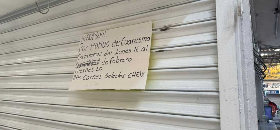 Puesto de mariscos en mercado local de Quer\u00e9taro con exhibici\u00f3n de productos frescos y lista de precios durante la temporada de Cuaresma 2026, donde la venta de mariscos en Quer\u00e9taro registra repunte.