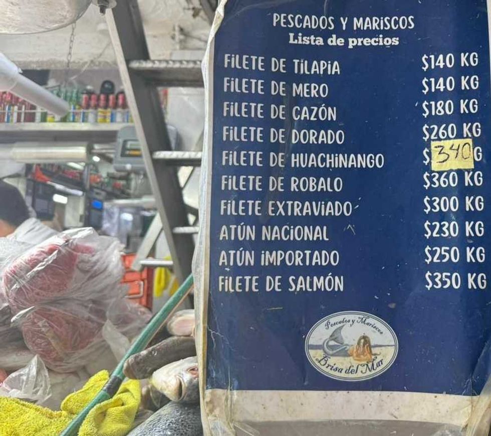 Puesto de mariscos en mercado local de Quer\u00e9taro con exhibici\u00f3n de productos frescos y lista de precios durante la temporada de Cuaresma 2026, donde la venta de mariscos en Quer\u00e9taro registra repunte.