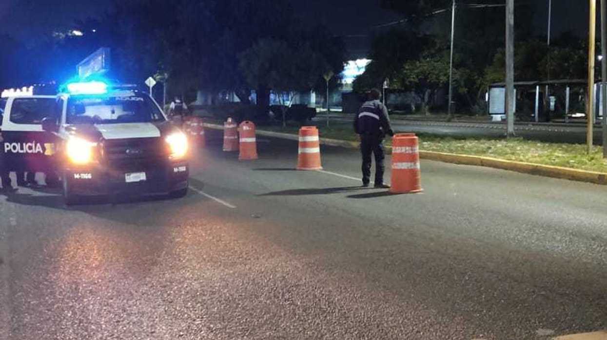 Punto de control del operativo de alcoholímetro municipal con conos y patrulla policial en Querétaro, 2026