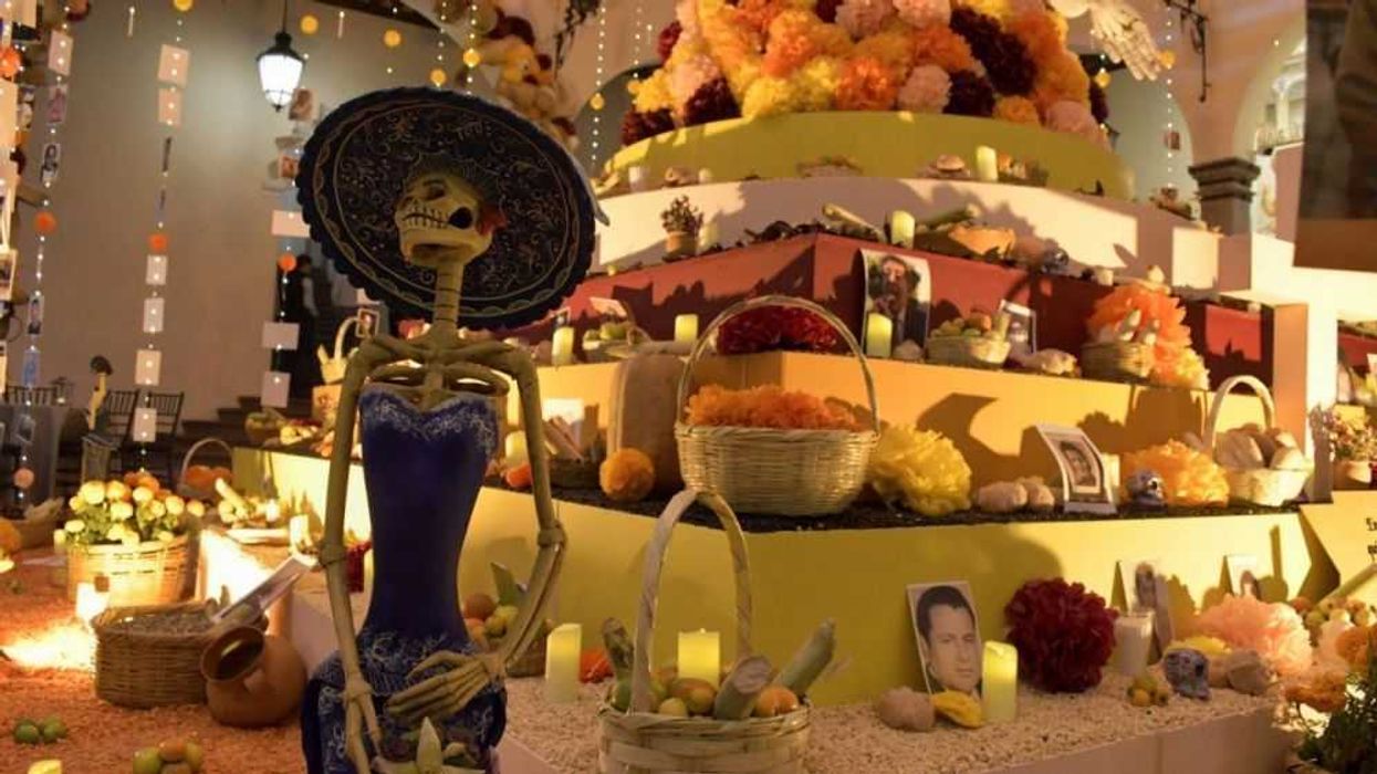 Querétaro honra a sus difuntos con un altar monumental en Palacio de Gobierno.