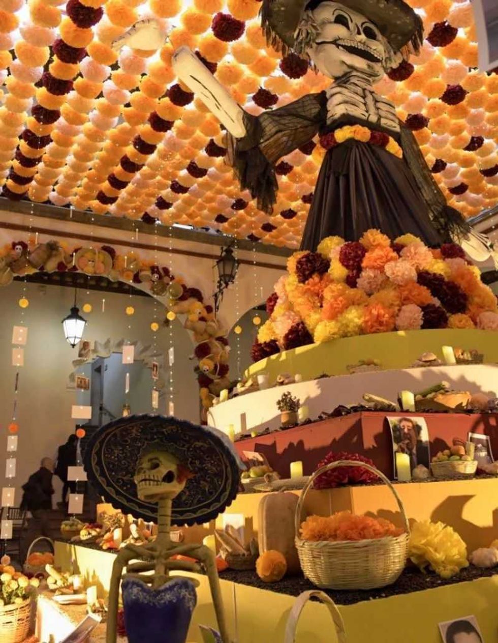 Querétaro honra a sus difuntos con un altar monumental en Palacio de Gobierno.